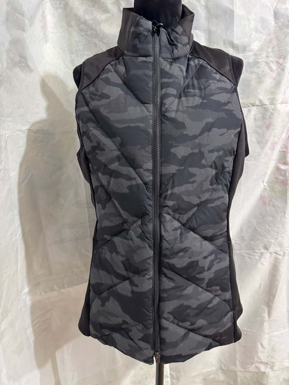 Athleta Inlet Reflective Down Vest Black Camo Size L/T